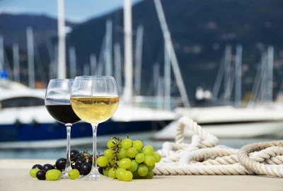 Thumbnail Weinprobe auf einem Segelboot mit dem Eigner