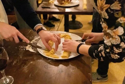 Thumbnail Clase de pasta fresca y raviolis en un restaurante histórico de Nápoles