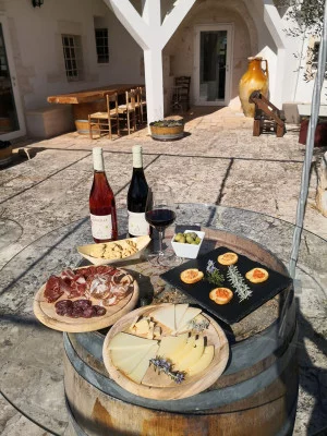 Thumbnail Visita a viñedos y bodegas y cata de vinos con aperitivo en la Tenuta Santoro de Ostuni