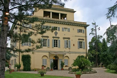 Thumbnail Dégustation de vin au pied de l'historique Villa Migliarina, entourée de la verdure de la Toscane