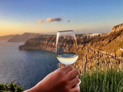 Thumbnail Exploración Privada del Vino de Medio Día en Santorini: Bodegas antiguas, sabores locales y puesta de sol