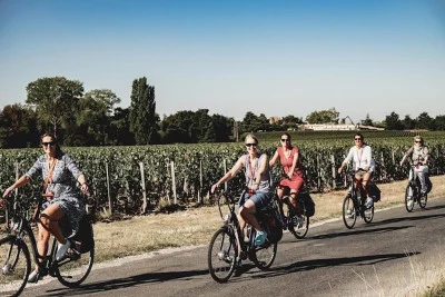 Thumbnail Wine Tour di Saint-Emilion in bicicletta elettrica di un'intera giornata con pranzo da Bordeaux