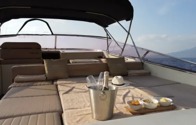 Thumbnail Excursión privada en barco por Capri con cata de vinos locales