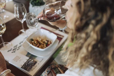 Thumbnail Conosci il vino dell'Etna e la gastronomia siciliana con un pranzo di 3 portate da Terra Costantino
