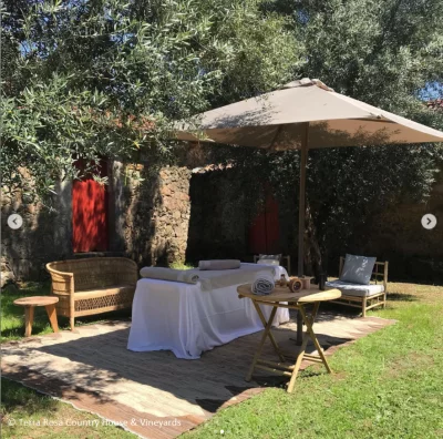 Thumbnail Eine Übernachtung und eine entspannende Massage unter hundertjährigen Olivenbäumen in den Weinbergen des Terra Rosa Country House in Ponte de Lima