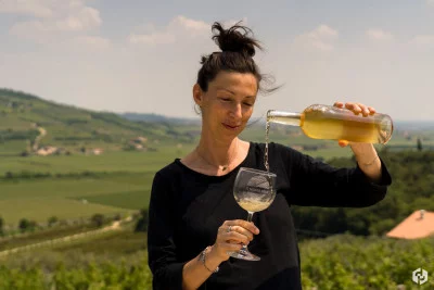 Thumbnail Cata de vinos artesanales y ecológicos bajo el porche de la bodega Il Monte Caro en Valpolicella