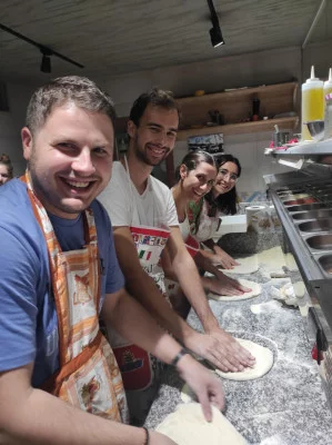 Thumbnail Kleingruppenunterricht in Neapel Pizza backen