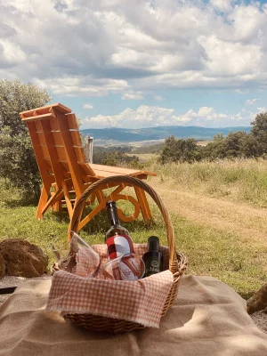 Thumbnail Picknick mit einer Flasche Naturwein in La Maliosa in der Maremma
