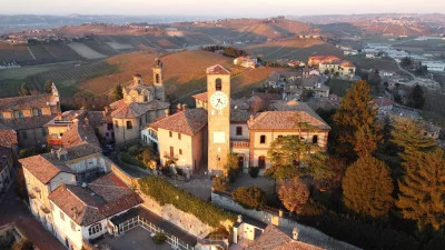 Thumbnail Visita a pie y cata de vinos en Neive, entre Langhe, Roero y Monferrato