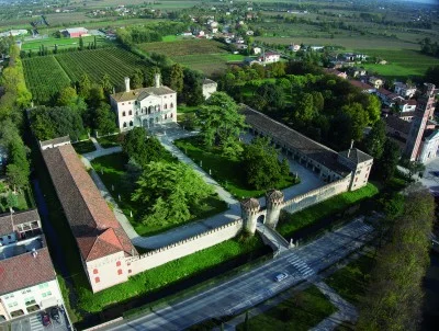 Thumbnail Visita guiada y cata de vinos en el Castillo de Roncade